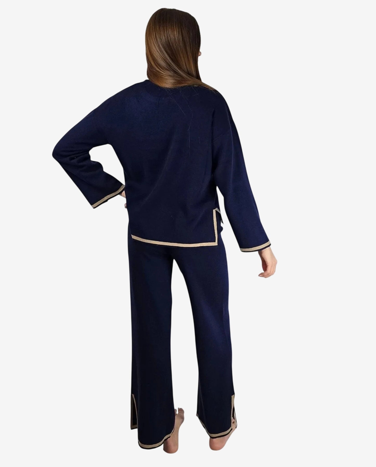 Completo in maglia blu notte con profili color cammello, composto da maglia e pantaloni.