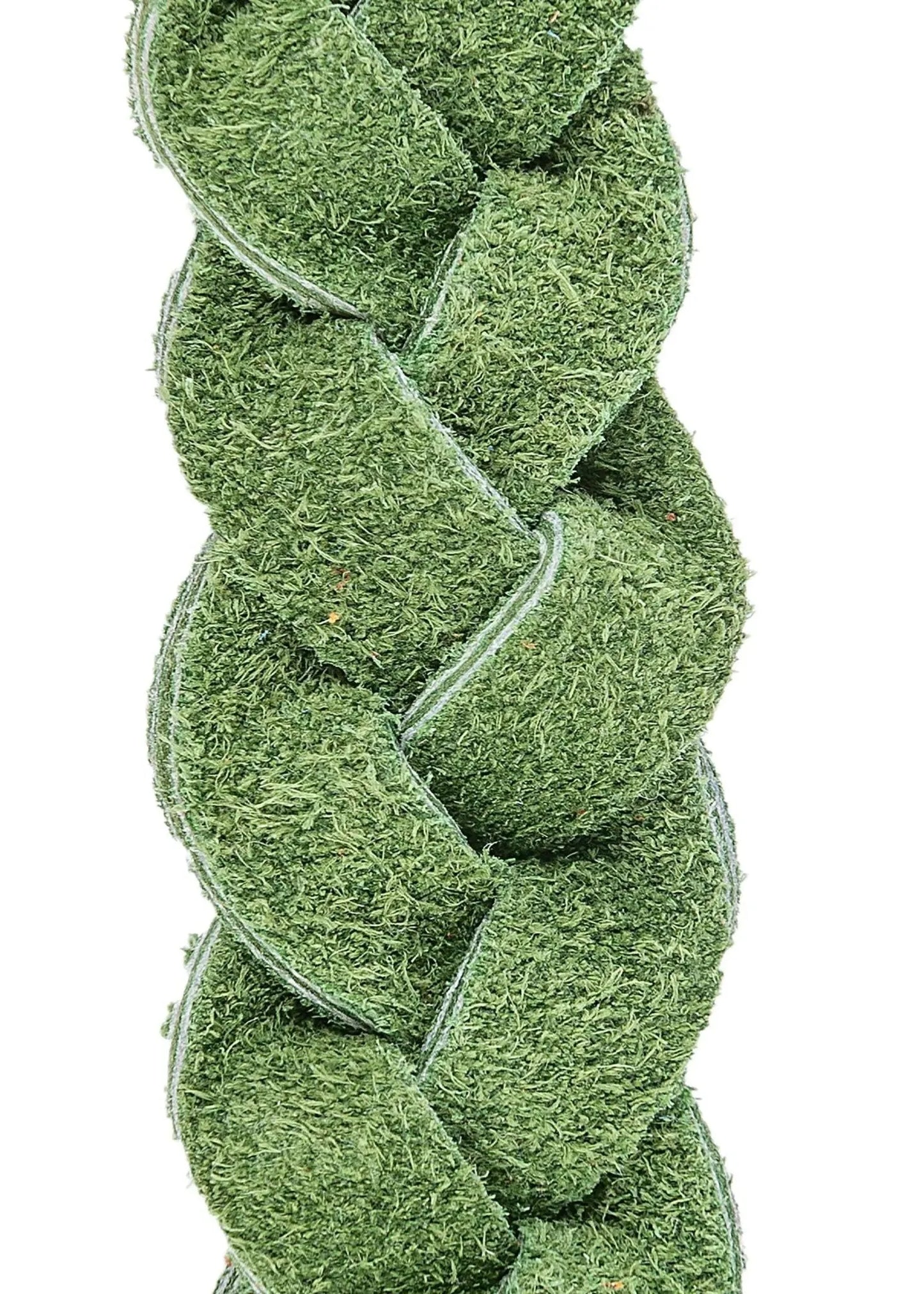 Cintura intrecciata realizzata in morbida pelle scamosciata di colore verde.