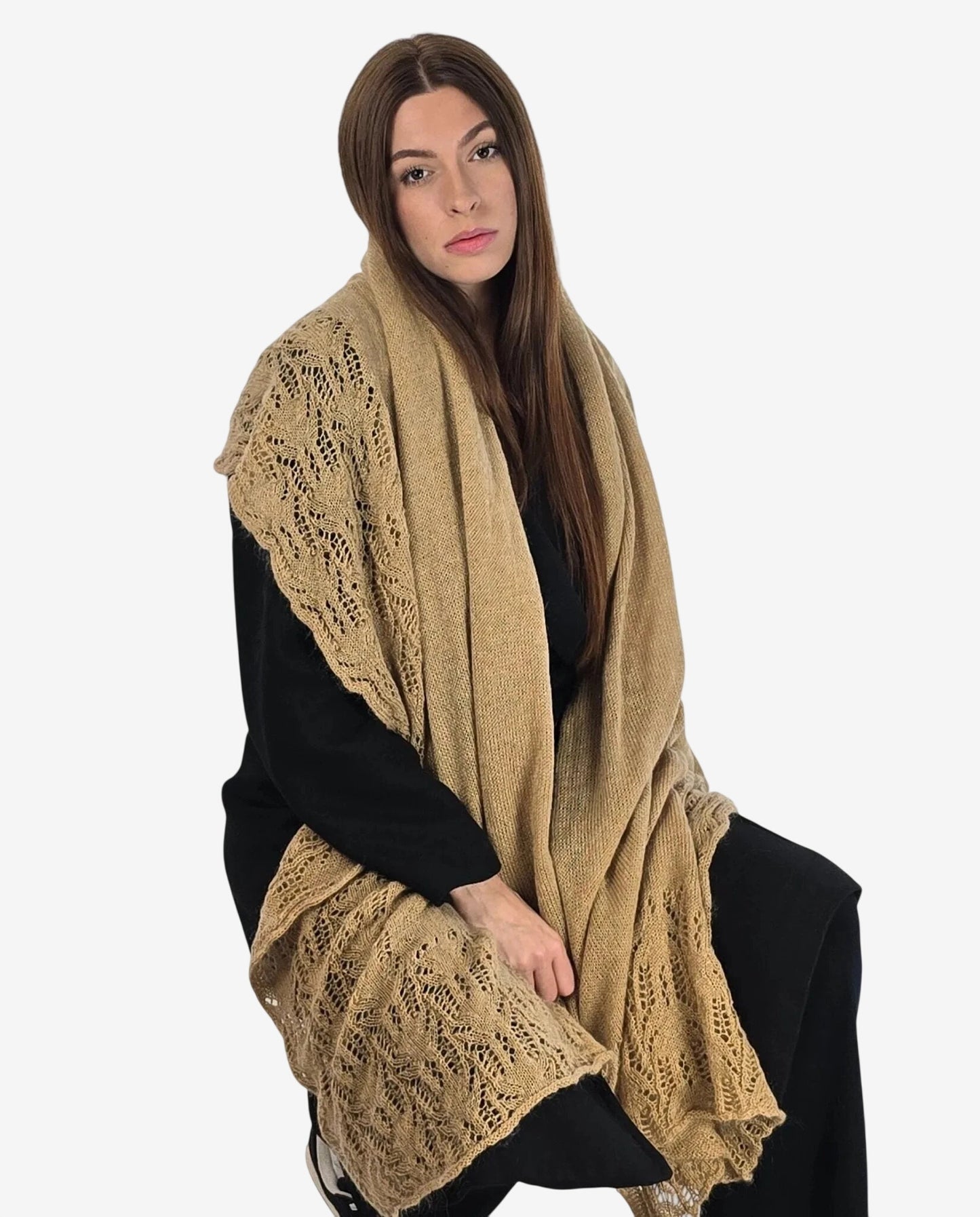Stola da donna color nocciola in misto mohair con bordi lavorati a maglia traforata.