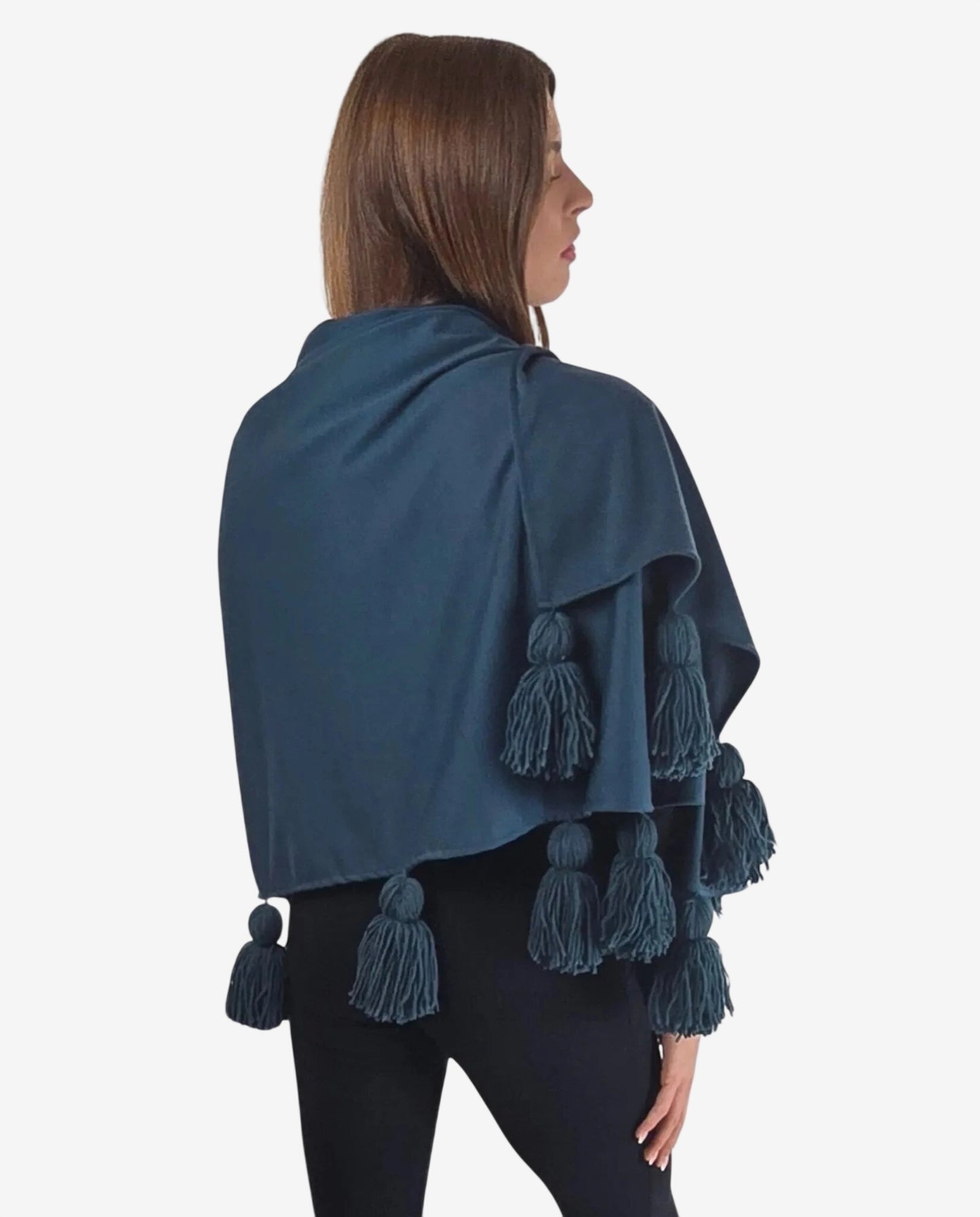 Mantella blu in viscosa con nappe in lana merinos indossata da una donna di spalle.