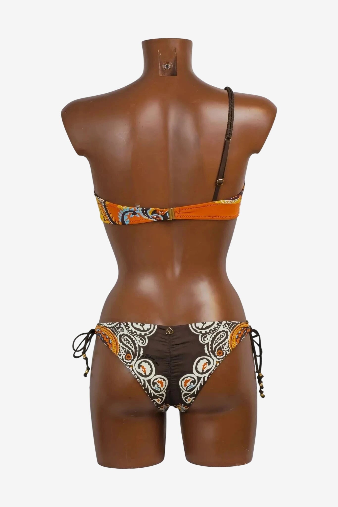 Bikini monospalla da donna Miss Bikini con fantasia marrone su un manichino.