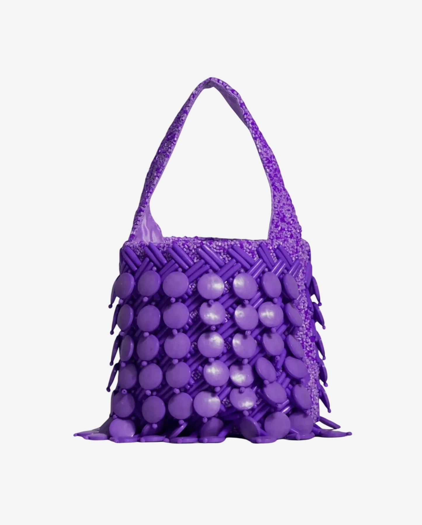 Borsa a mano color viola decorata con dischi circolari e perline su una struttura intrecciata.