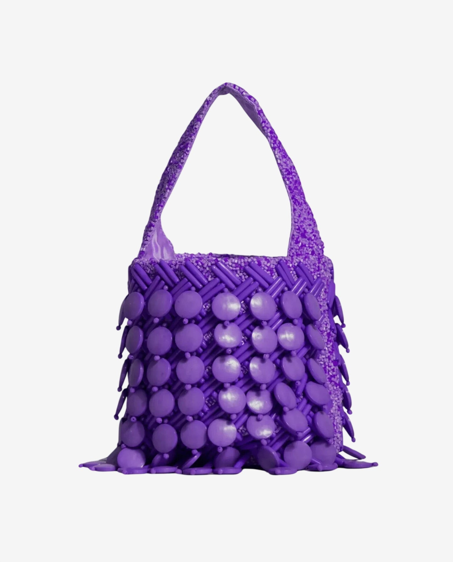 Borsa a mano color viola decorata con dischi circolari e perline su una struttura intrecciata.