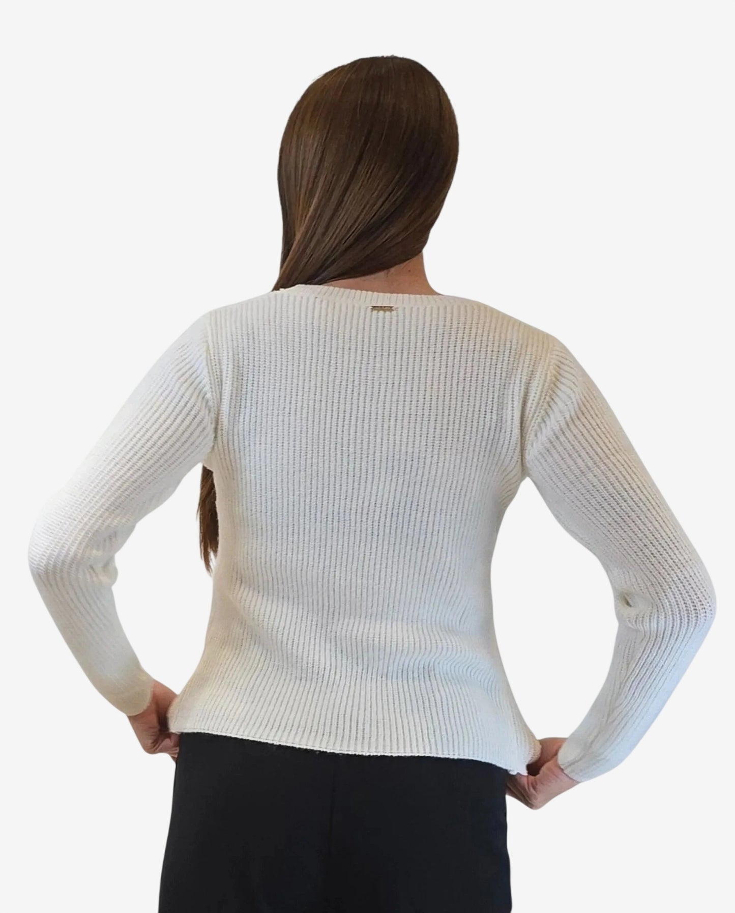 Pullover bianco a coste con dettaglio gioiello sul retro del collo.