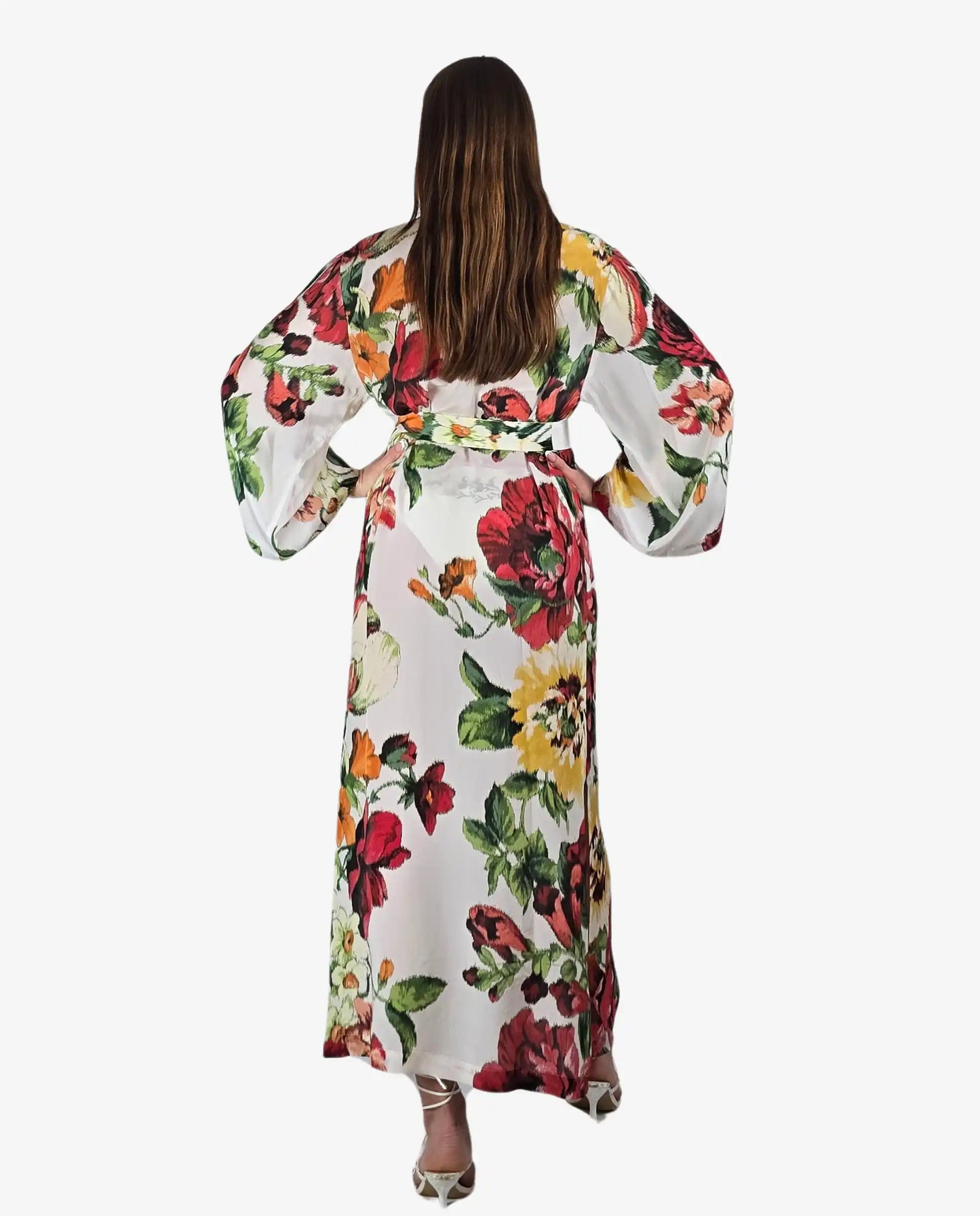 Kimono lungo in viscosa con fantasia floreale multicolor su fondo bianco e cintura in vita.