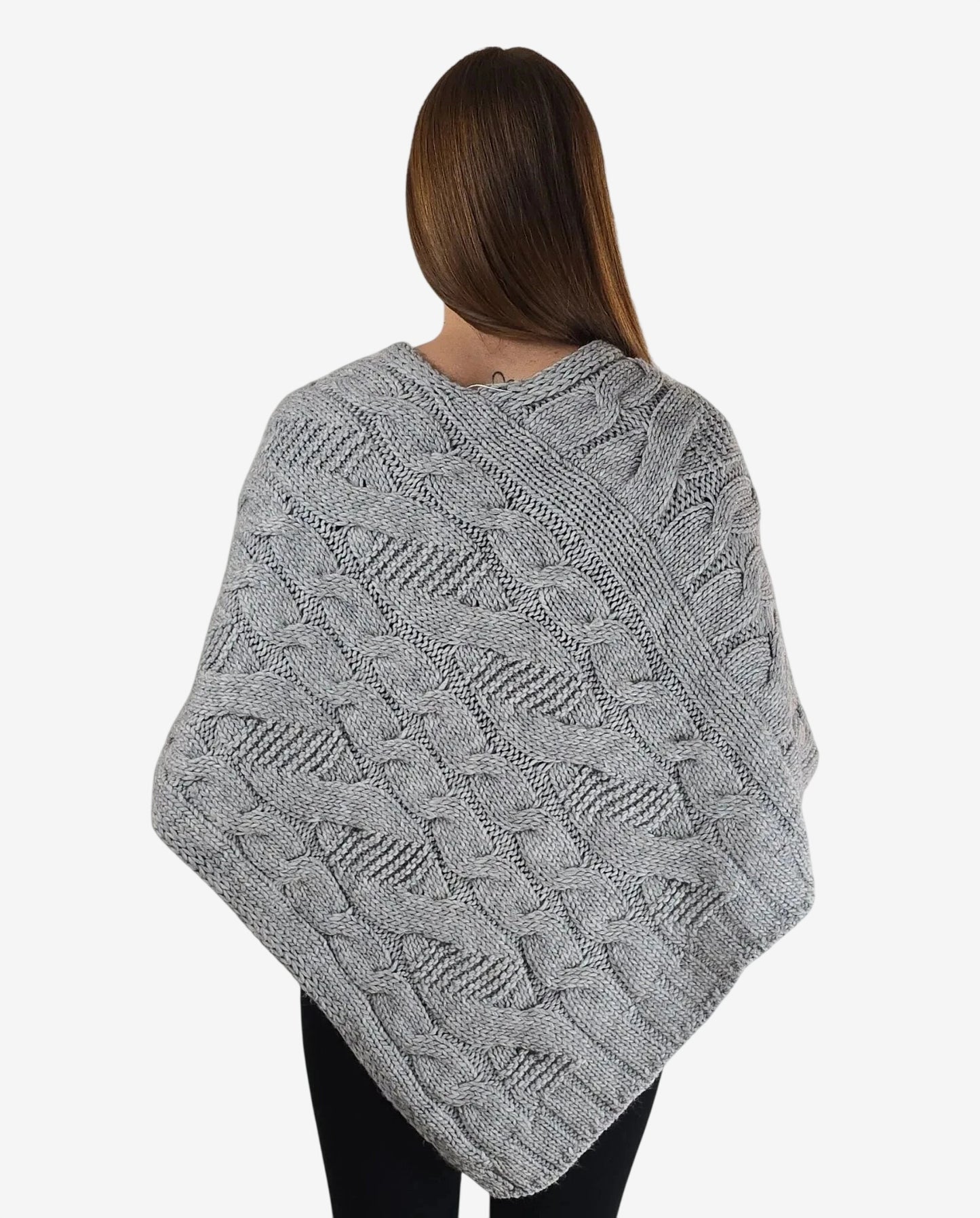 Poncho da donna in lana merino grigia con lavorazione a trecce.