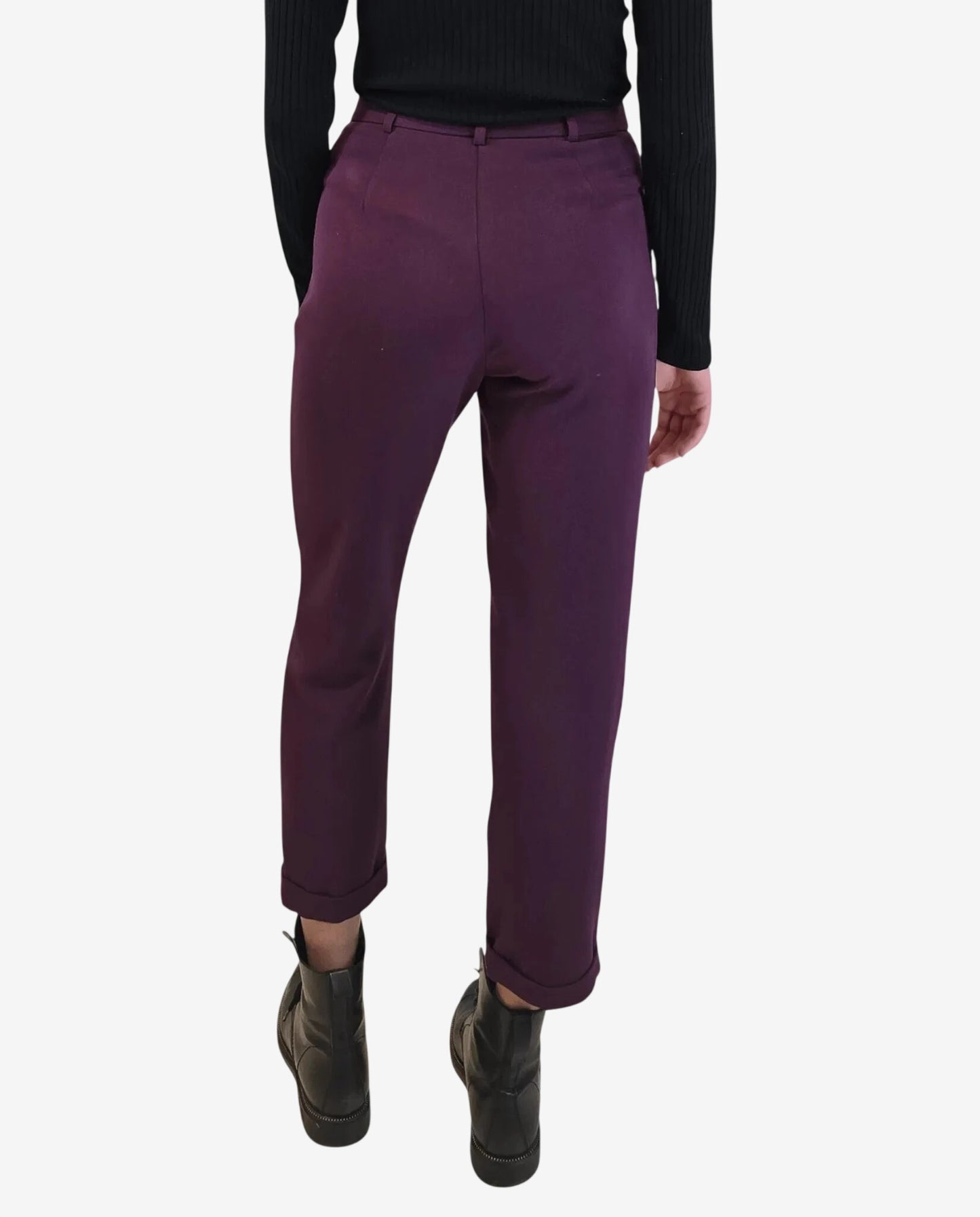Vista posteriore di un pantalone color borgogna dal taglio slim con risvolto sul fondo.