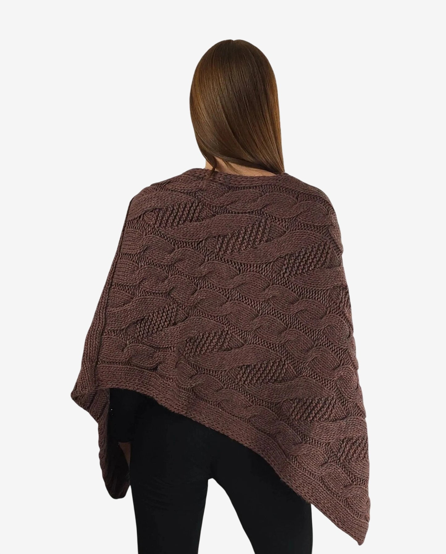 Poncho color moro lavorato a trecce indossato da una donna vista di spalle.