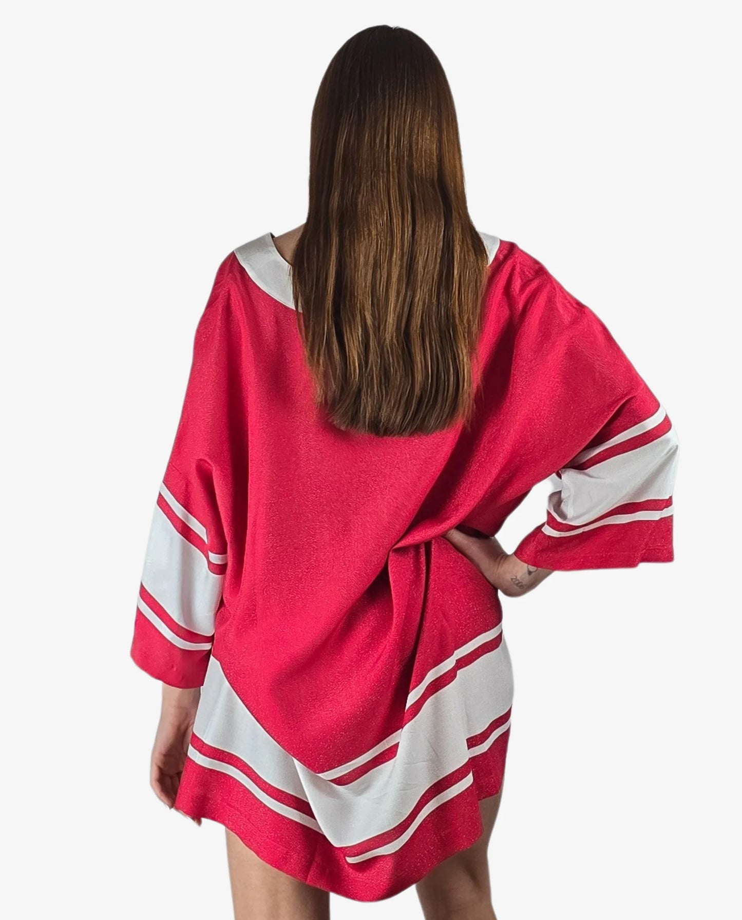 Caftano corto in lurex rosso e bianco a righe con scollo a V e maniche a tre quarti.