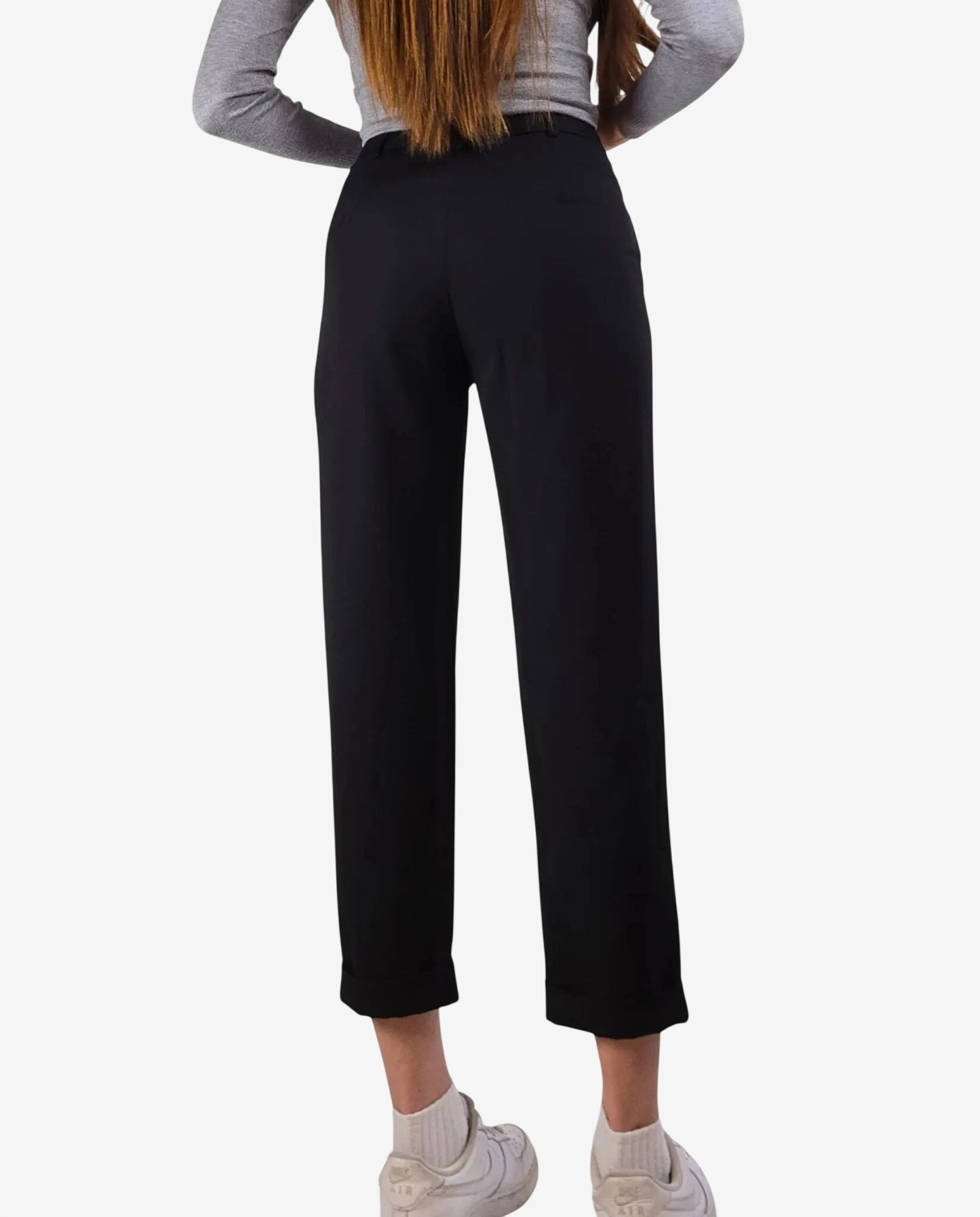 Pantalone nero dal taglio dritto con risvolto sul fondo, visto da dietro.