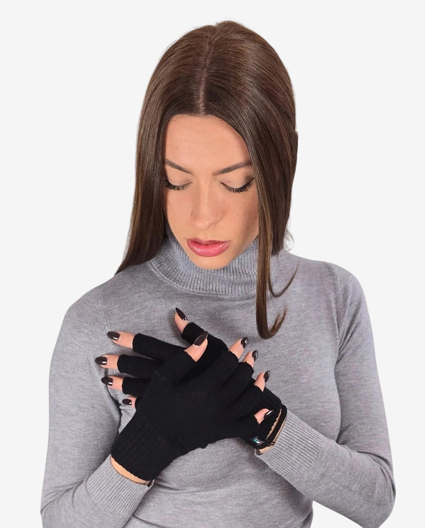 Donna indossa guanti neri a mezze dita in lana merino e cachemire su un maglione a collo alto.
