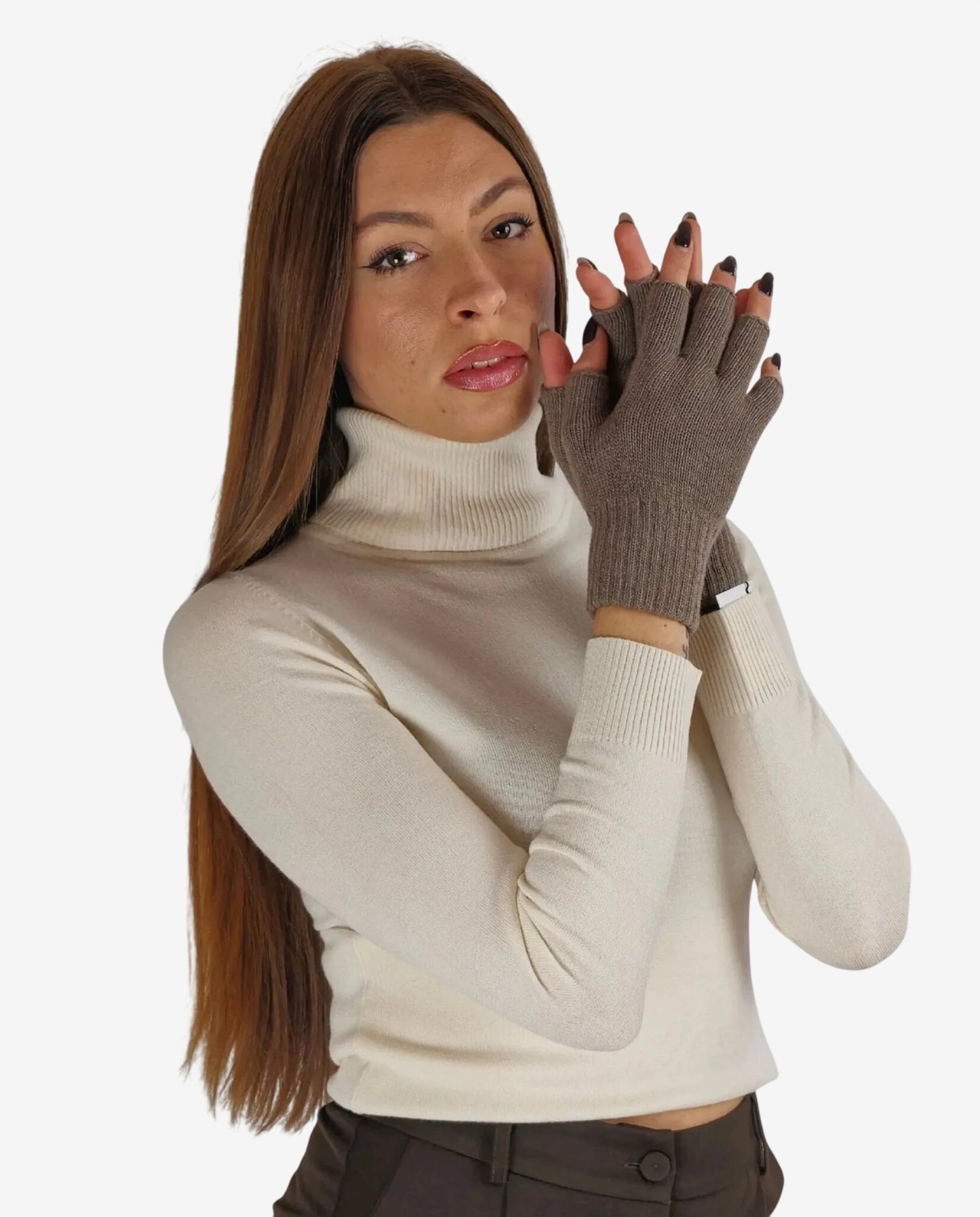 Modella indossa guanti donna mezze dita color fango in misto lana merino e cachemire.