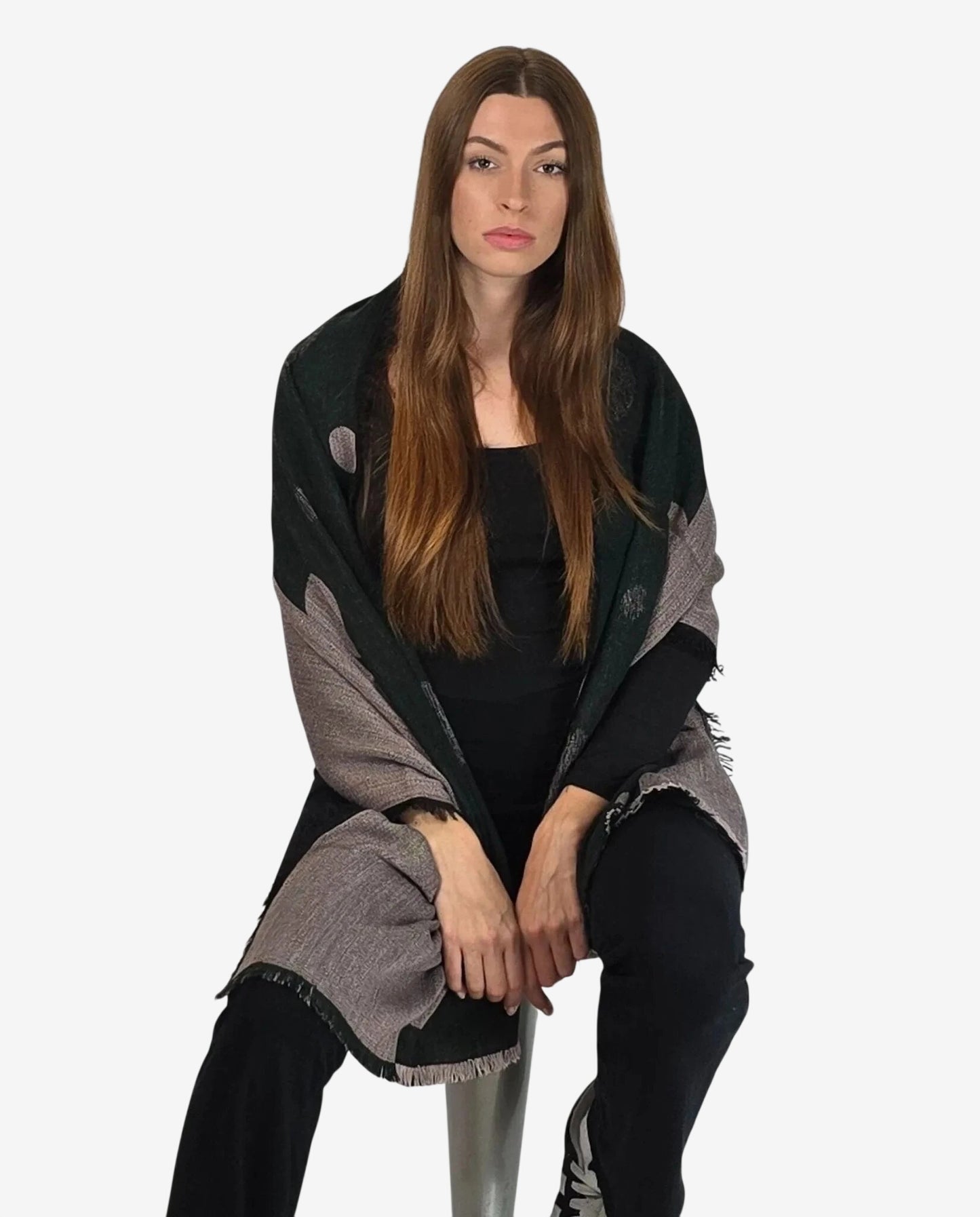 Modella indossa una stola verde con pois in misto acrilico, modal, lana e alpaca.