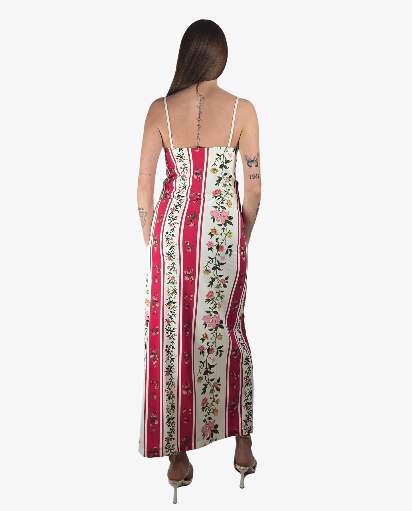 Abito lungo a righe verticali rosse e bianche con stampa floreale e spalline sottili.
