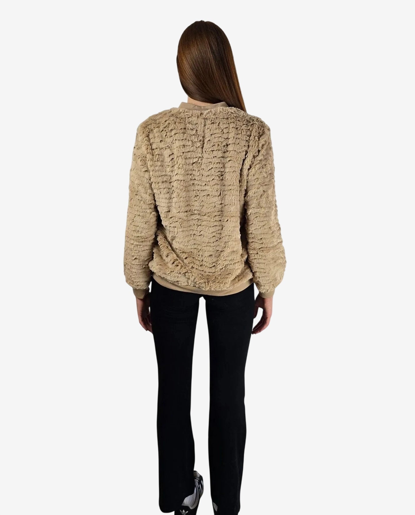 Una modella indossa una felpa beige in tessuto sintetico morbido vista di spalle.