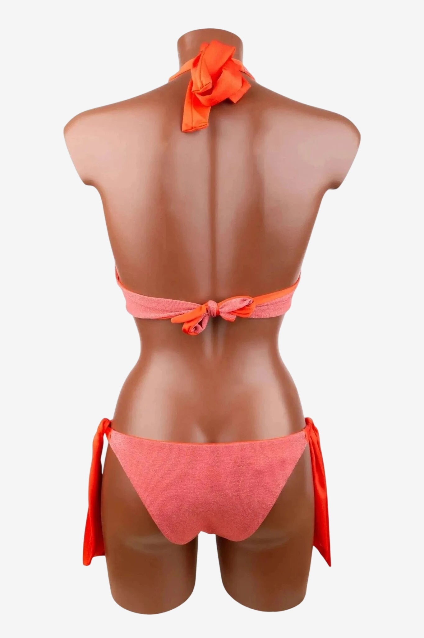 Bikini a triangolo corallo in tessuto lurex con slip regolabile a fiocchi laterali.