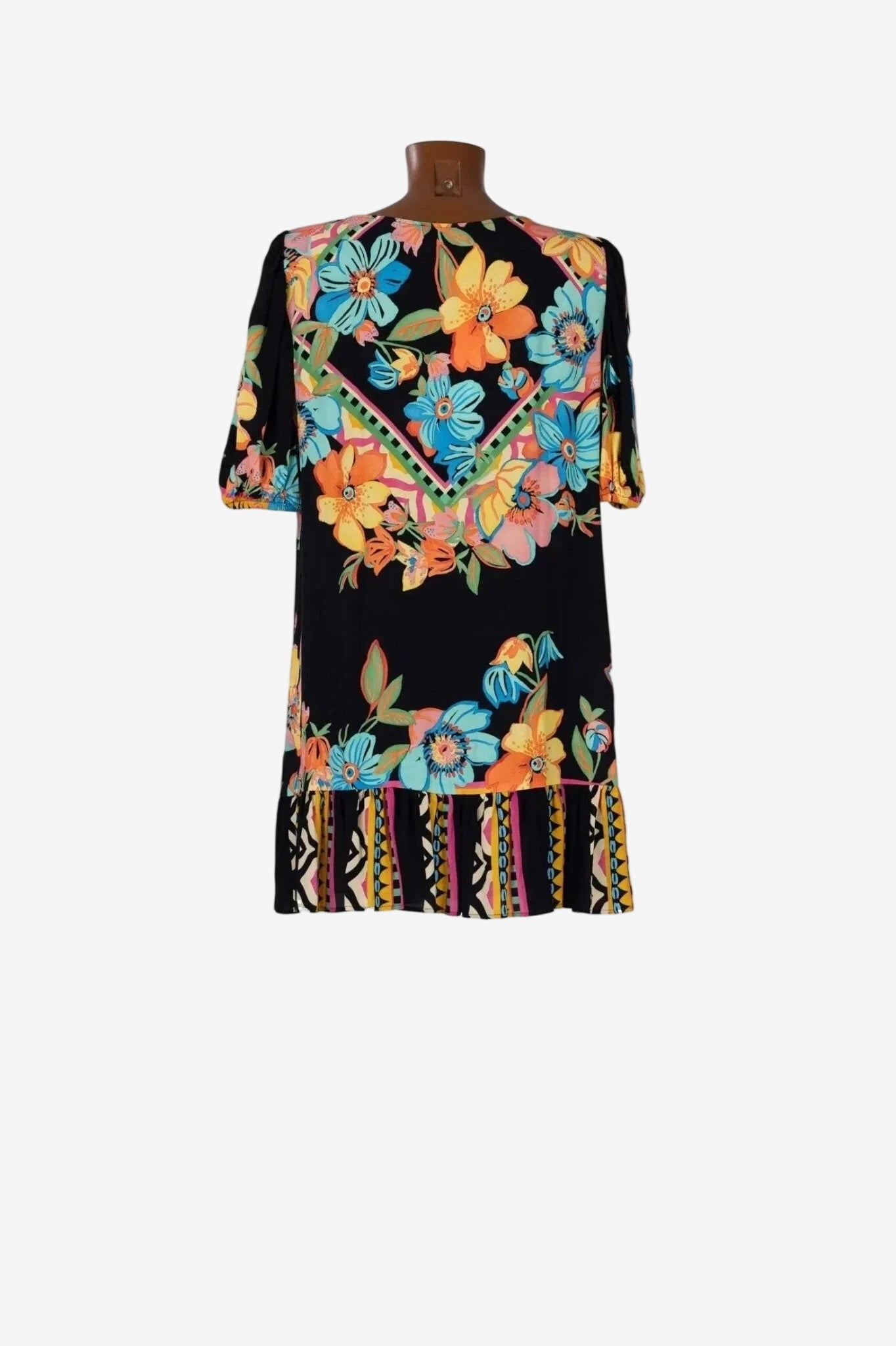 Abito corto Raffaela D'Angelo in viscosa nera con stampa floreale colorata e fondo a balza.