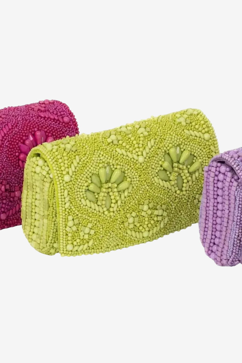 Pochette lime decorata con perline e strass, dotata di chiusura a scatto e catena removibile.