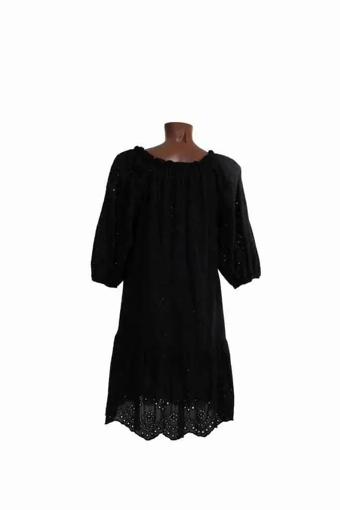 Abito corto nero in sangallo con maniche a sbuffo e orlo smerlato ricamato.