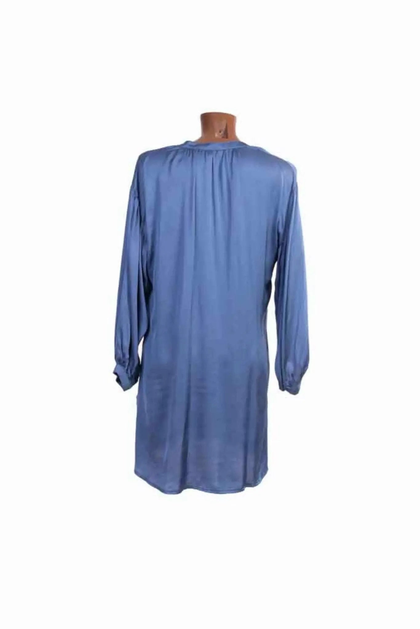 Abito corto blu avio in tessuto effetto raso con maniche lunghe e scollo a V.