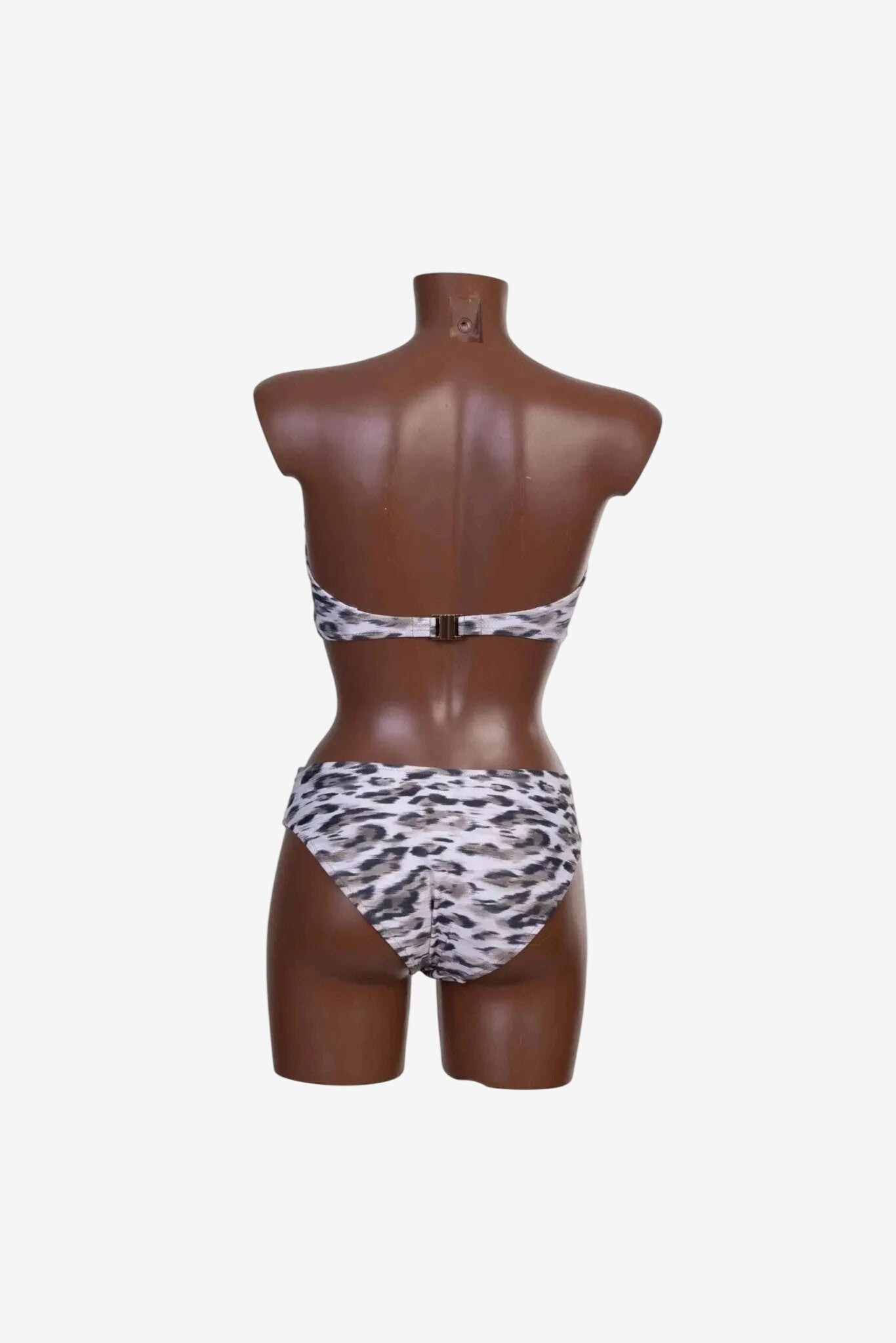 Bikini a fascia con stampa animalier su manichino visto da dietro.