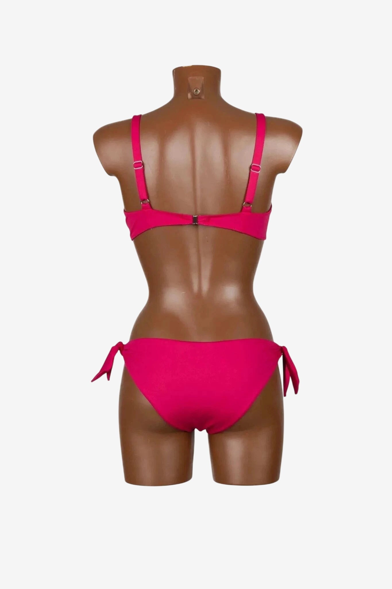 Bikini brassiere fucsia con ferretto, spalline regolabili e slip con fiocchi laterali.