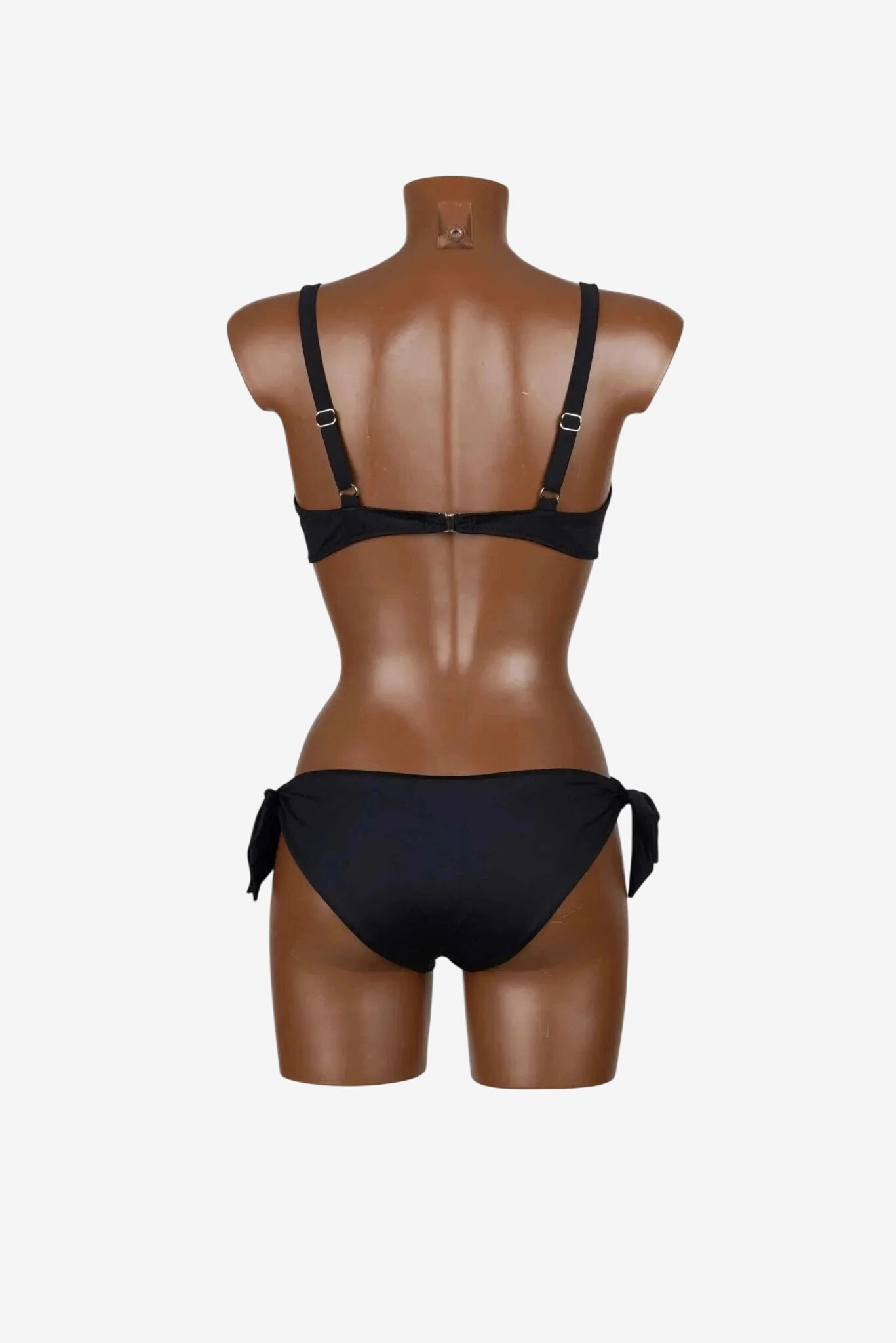 Bikini nero con ferretto, spalline regolabili e slip con fiocchi laterali.