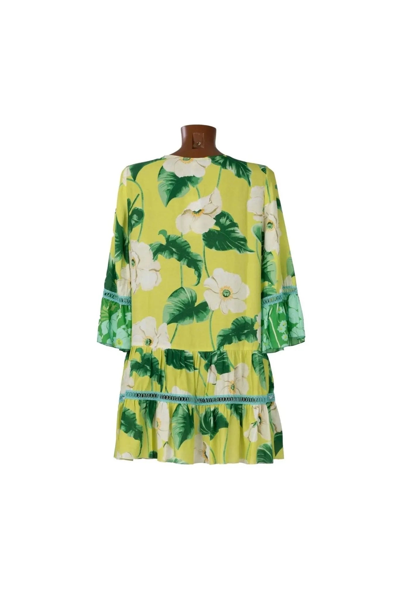 Caftano corto giallo con stampa floreale bianca e verde e dettagli in pizzo azzurro.