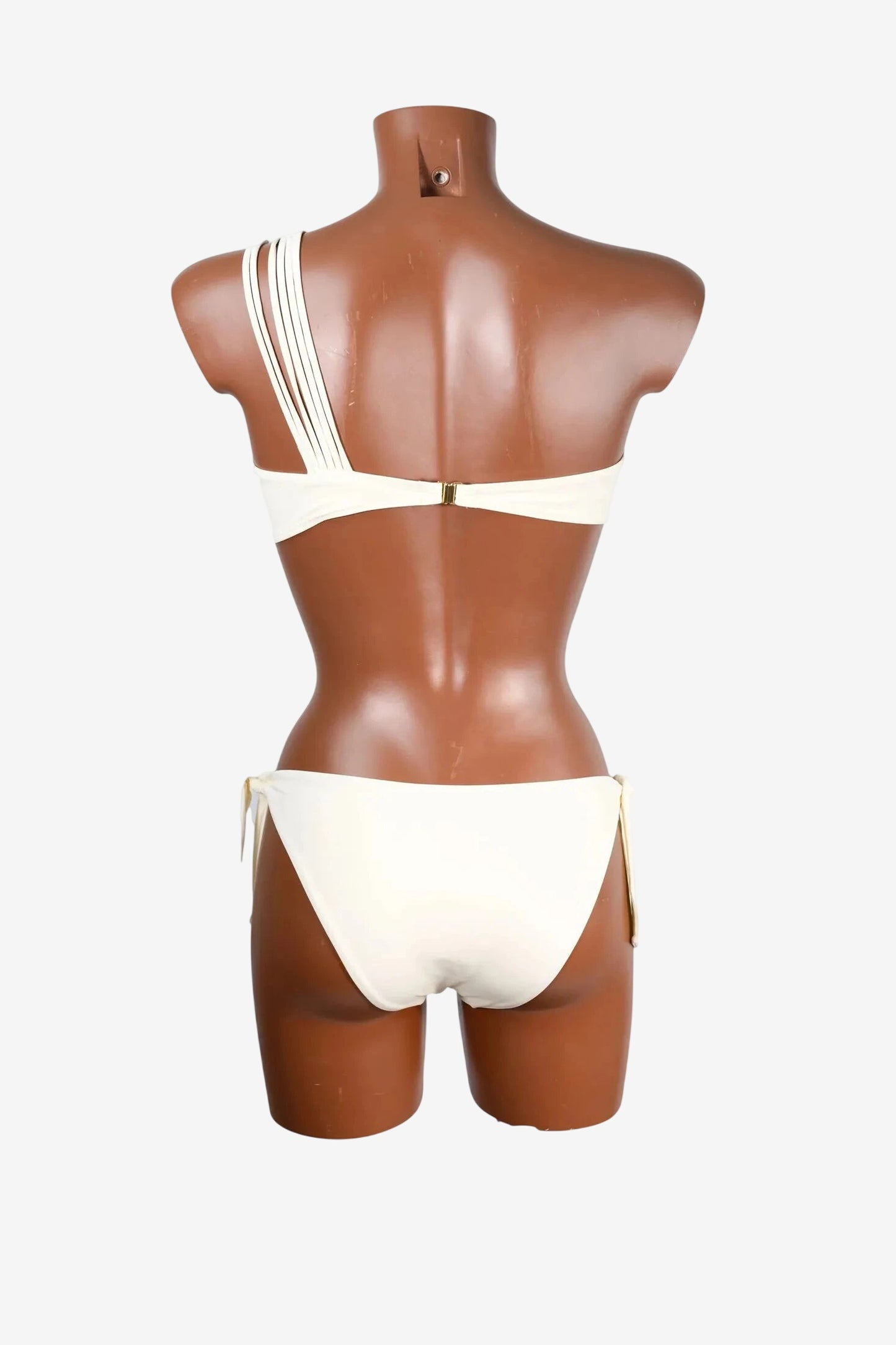 Bikini monospalla color panna con dettaglio a stringhe su un lato.