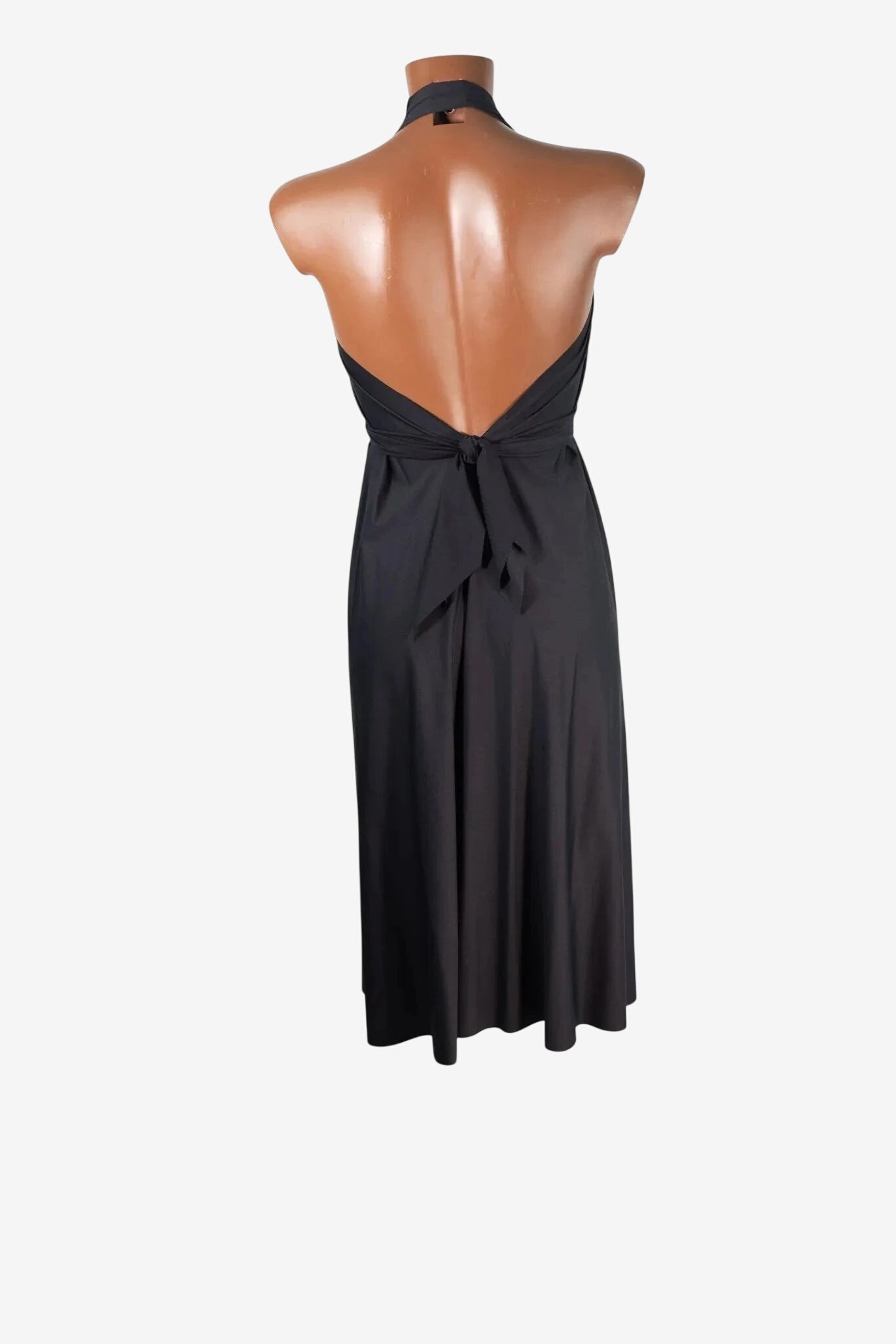 Abito midi nero da donna con scollo all'americana e chiusura a fiocco sulla schiena.