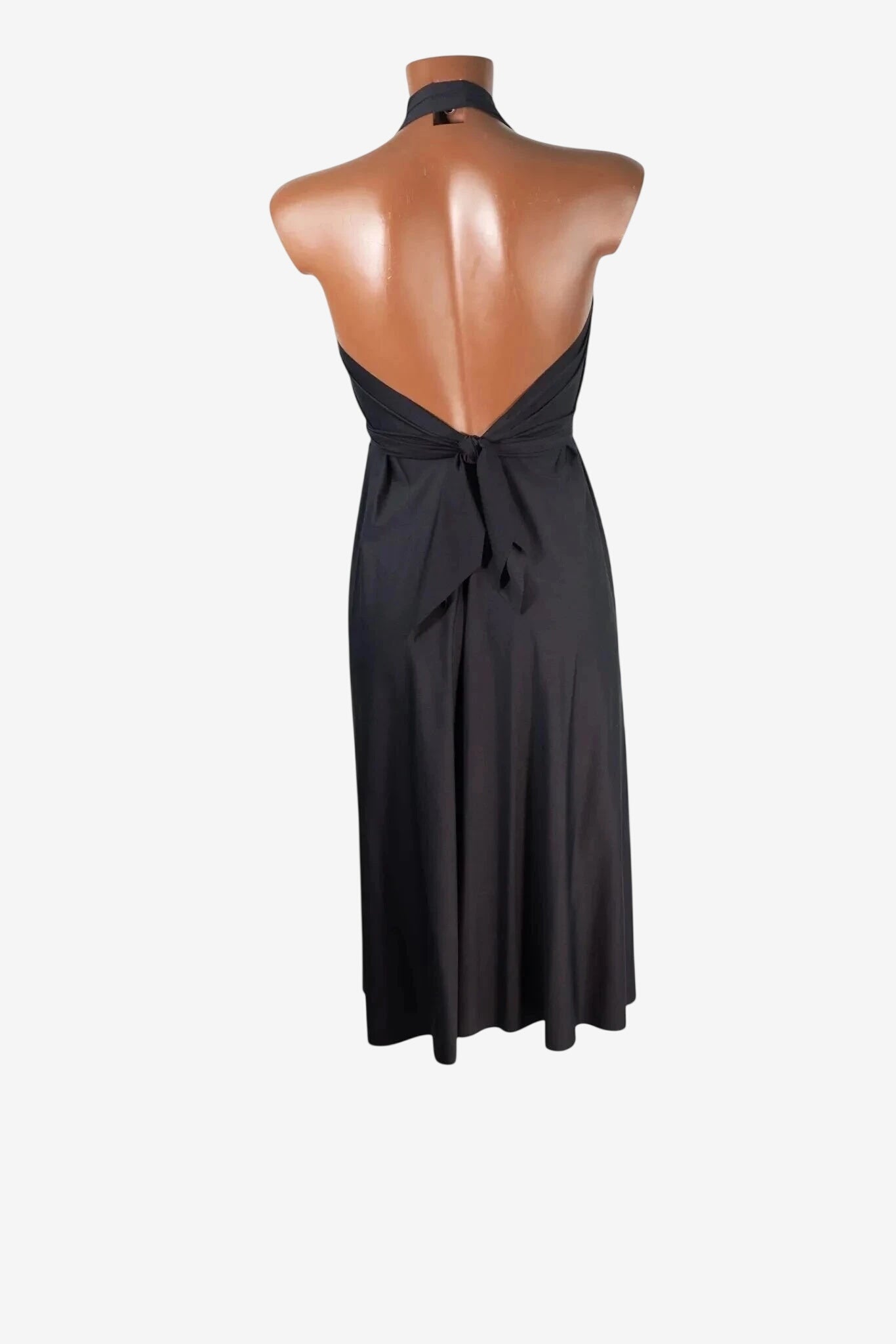 Abito midi nero da donna con scollo all'americana e chiusura a fiocco sulla schiena.