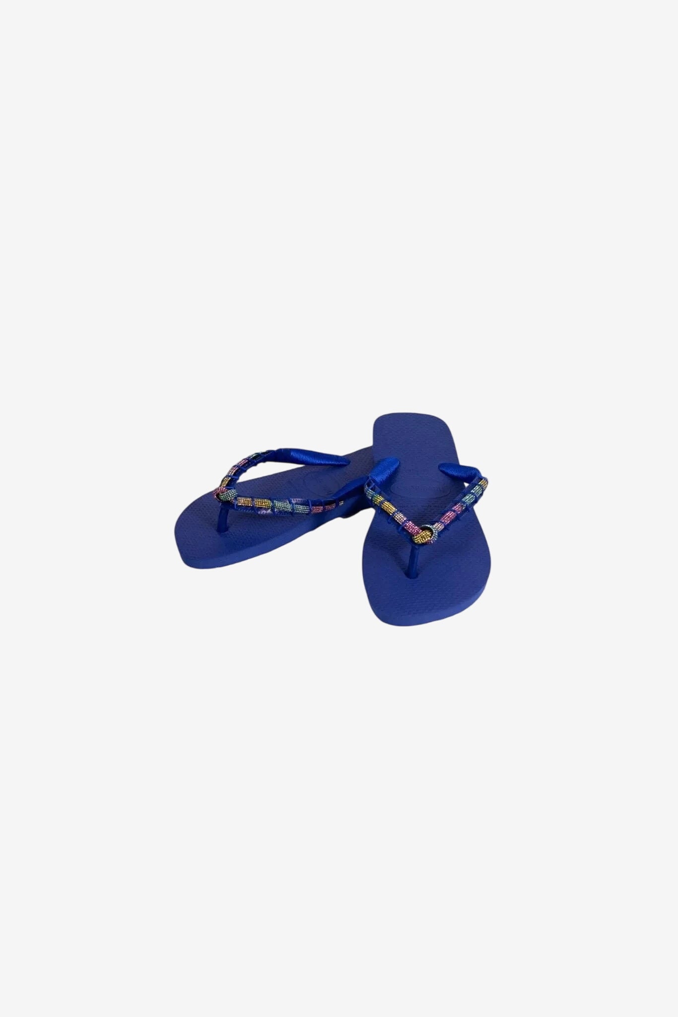 Infradito blu cina da donna con cinturini decorati da perline colorate.