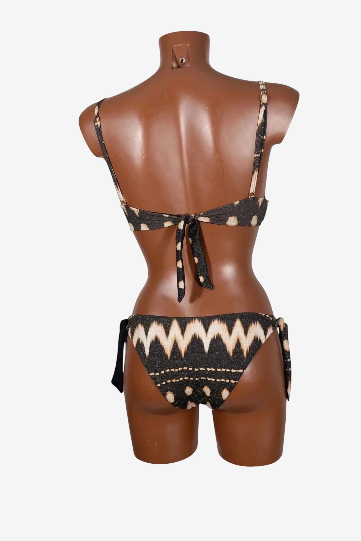 Bikini push-up Vacanze Italiane con fantasia etnica nera e dettagli metallici su manichino.