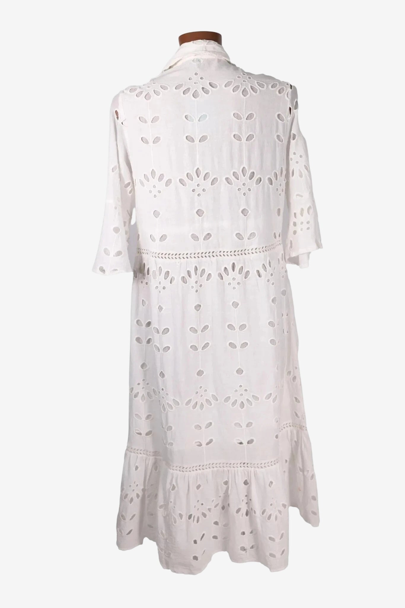 Abito midi bianco in cotone traforato con maniche a tre quarti e balza sul fondo.