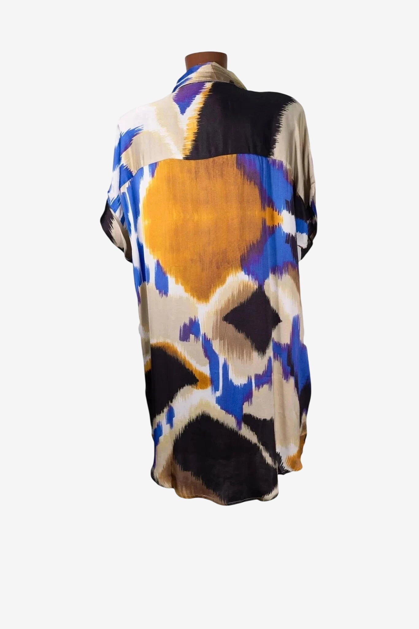 Camicione Iconique in viscosa e modal con stampa astratta sfumata nei toni del blu e del beige.