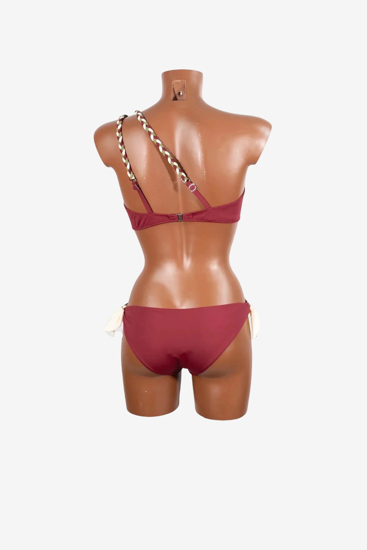 Bikini monospalla Marette tricolore con top asimmetrico e slip coordinato su manichino.