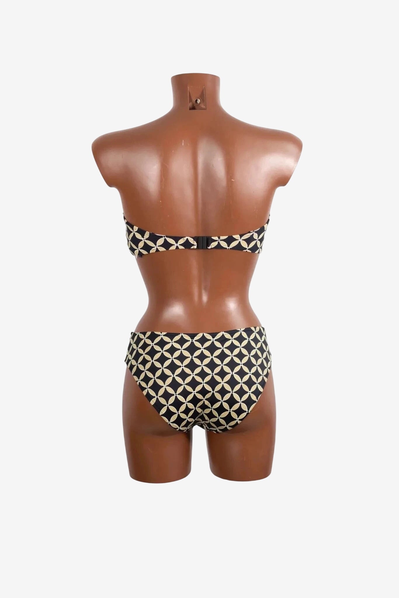 Bikini a fascia Roidal da donna con fantasia geometrica color sabbia su fondo nero.
