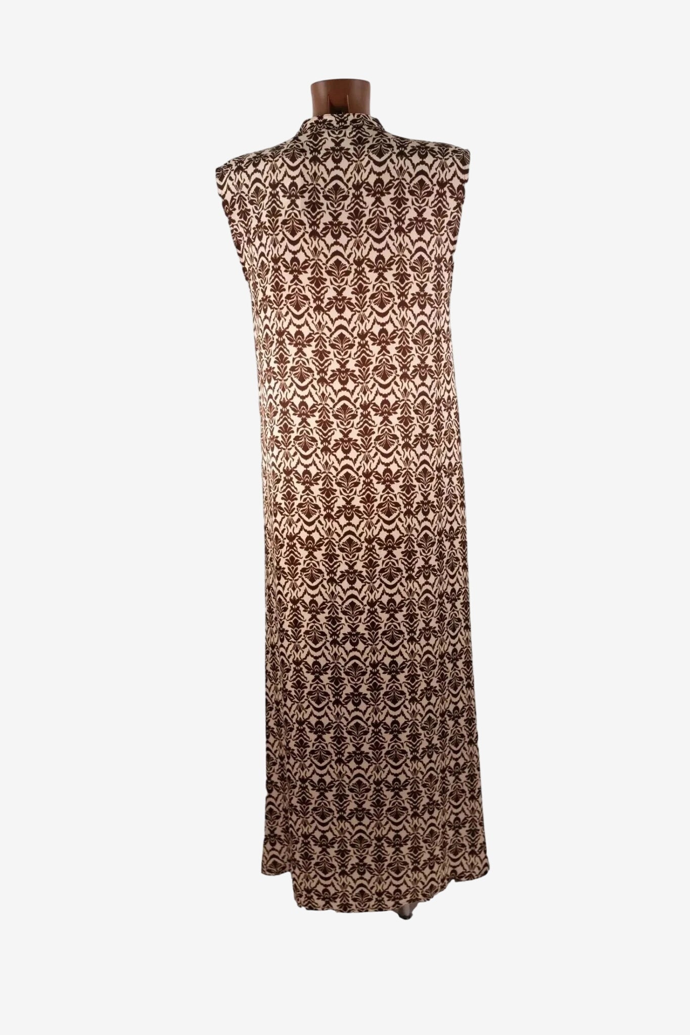 Abito lungo senza maniche Moki B. con stampa damascata marrone su fondo beige.