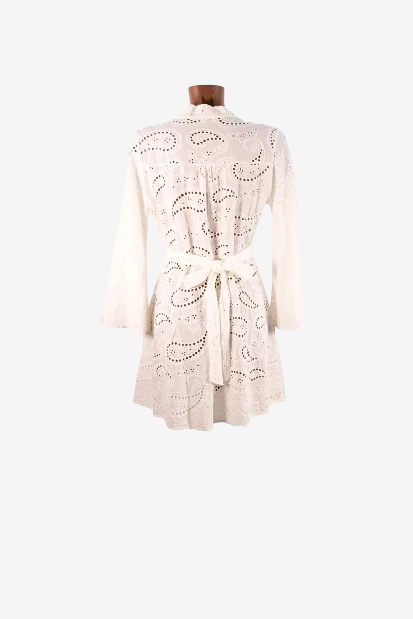 Kimono bianco in sangallo di cotone con maniche lunghe e cintura in vita.