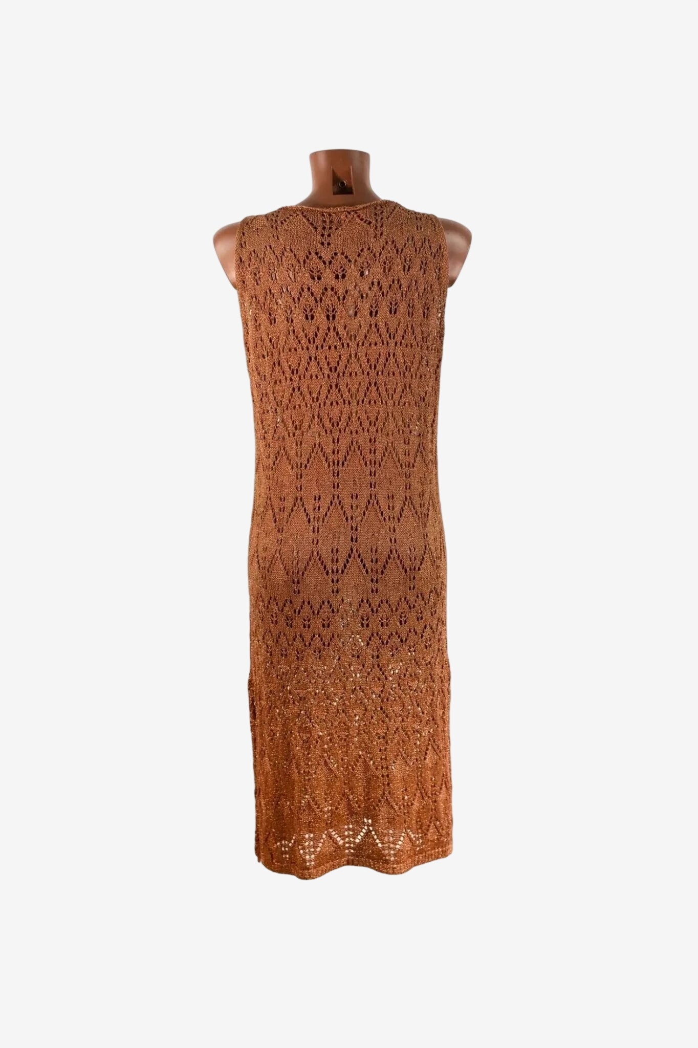 Abito lungo senza maniche in maglia lurex color bronzo con lavorazione traforata e spacchi laterali.