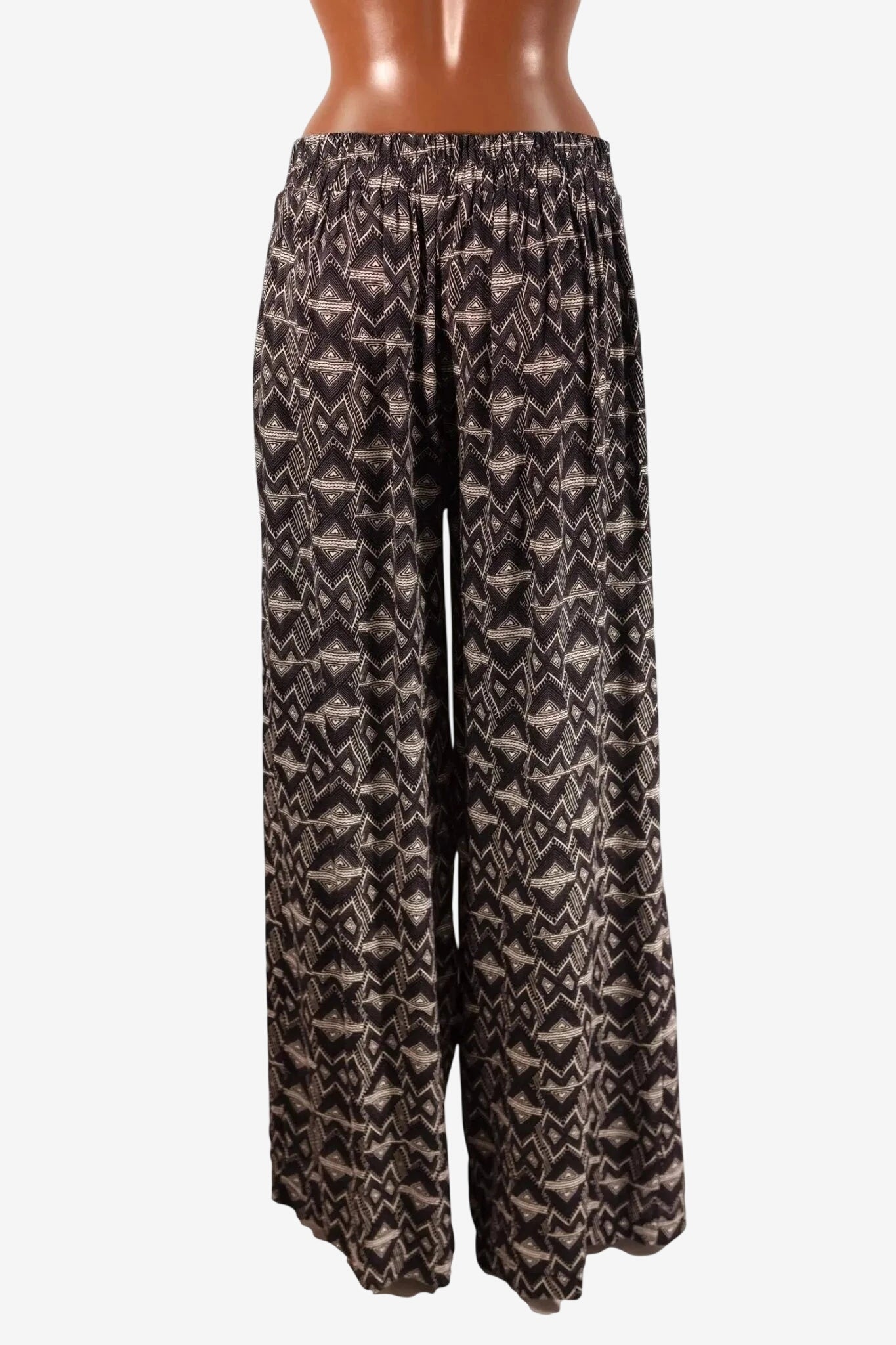 Pantalone donna a gamba larga in viscosa nera con fantasia geometrica ed elastico in vita.