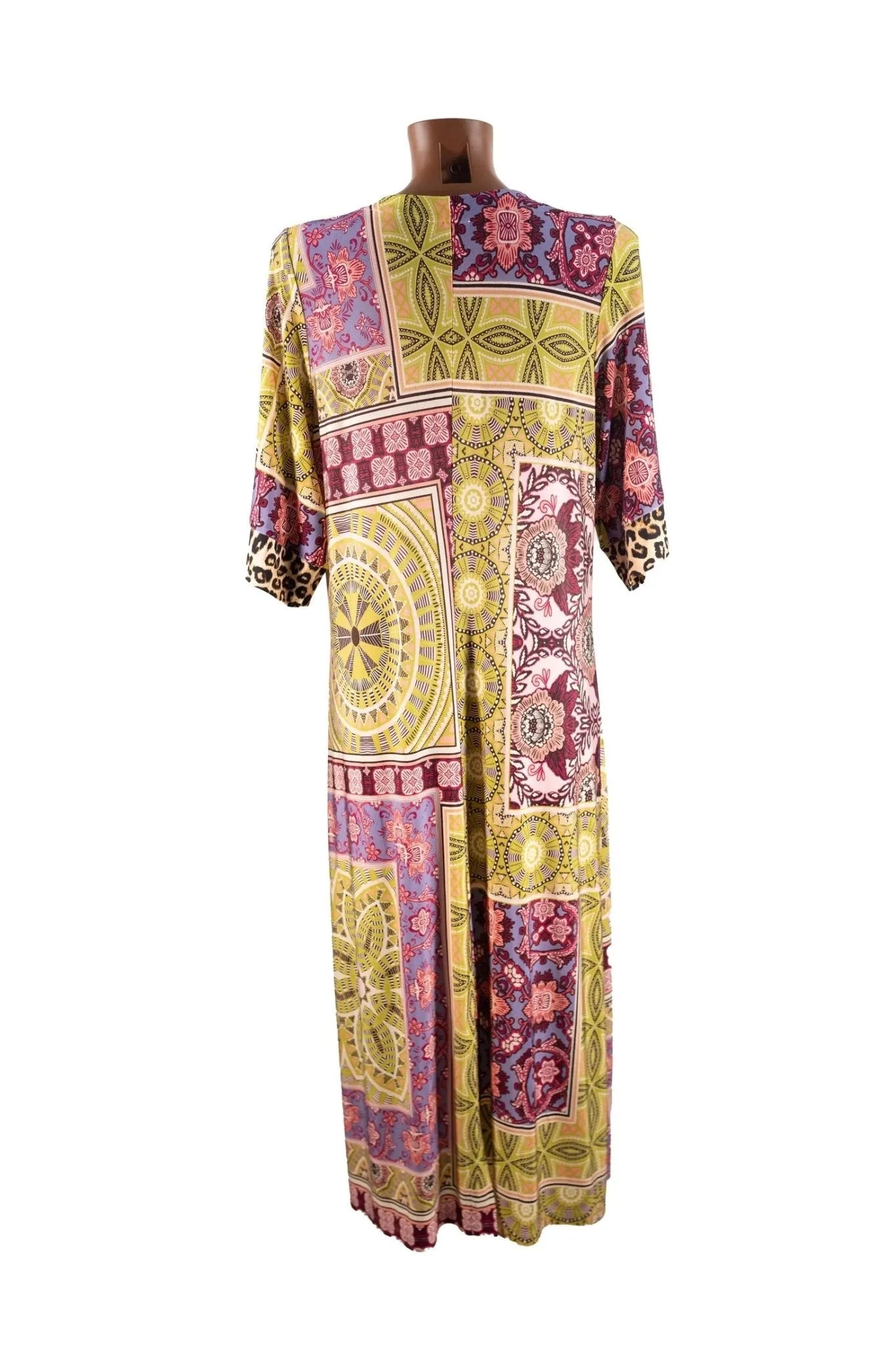 Abito lungo multicolore con stampa geometrica e floreale su manichino, vista posteriore.