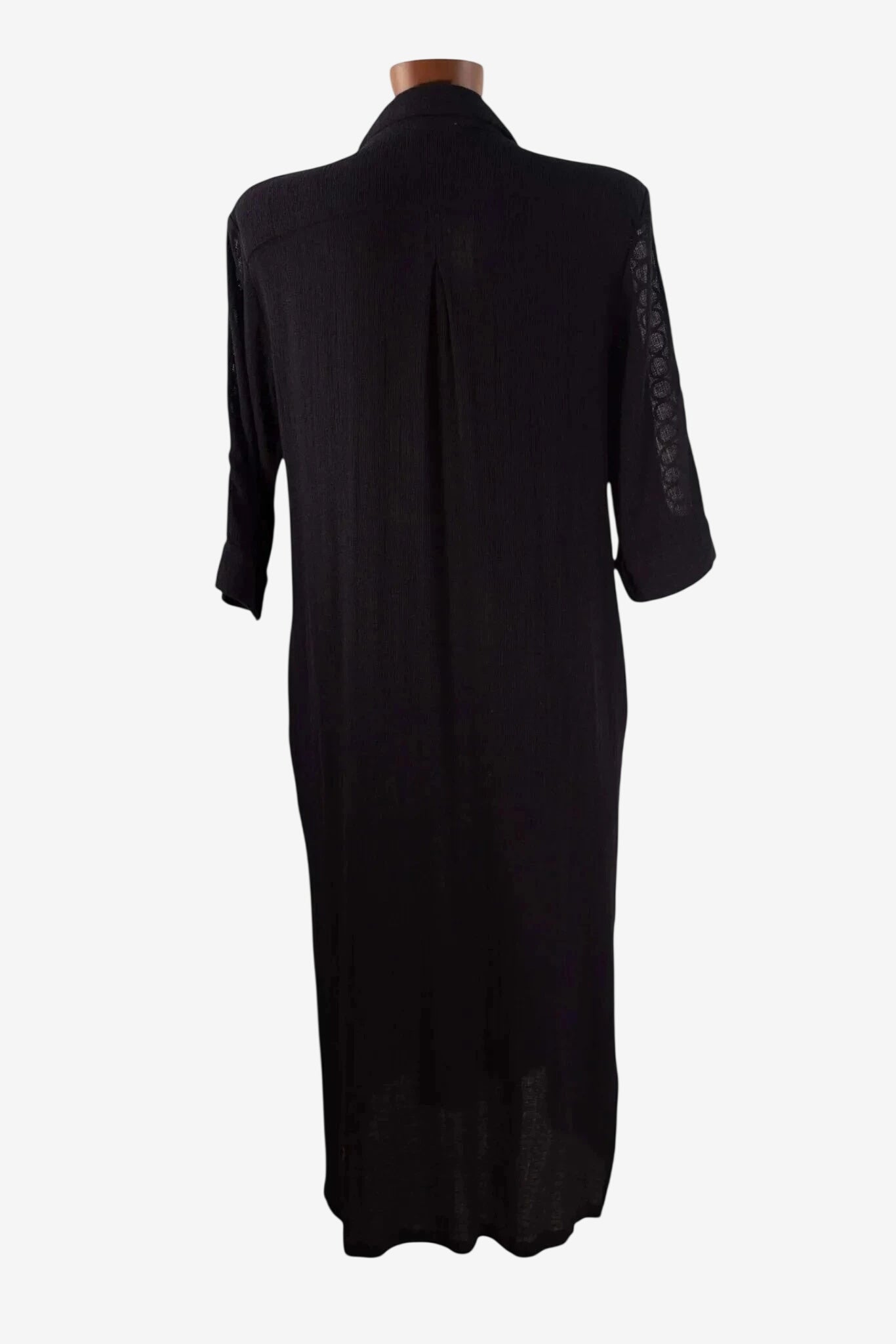 Abito camicia lungo nero con maniche a tre quarti e colletto classico.
