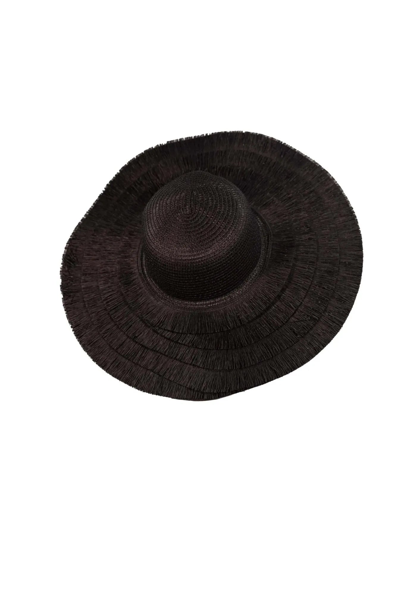 Cappello a tesa larga di colore nero realizzato in paglia intrecciata con bordo sfrangiato.