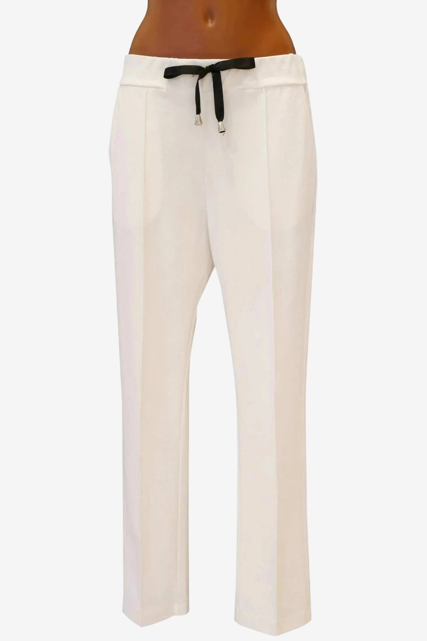 Pantaloni bianchi dal taglio dritto con coulisse nera in vita.