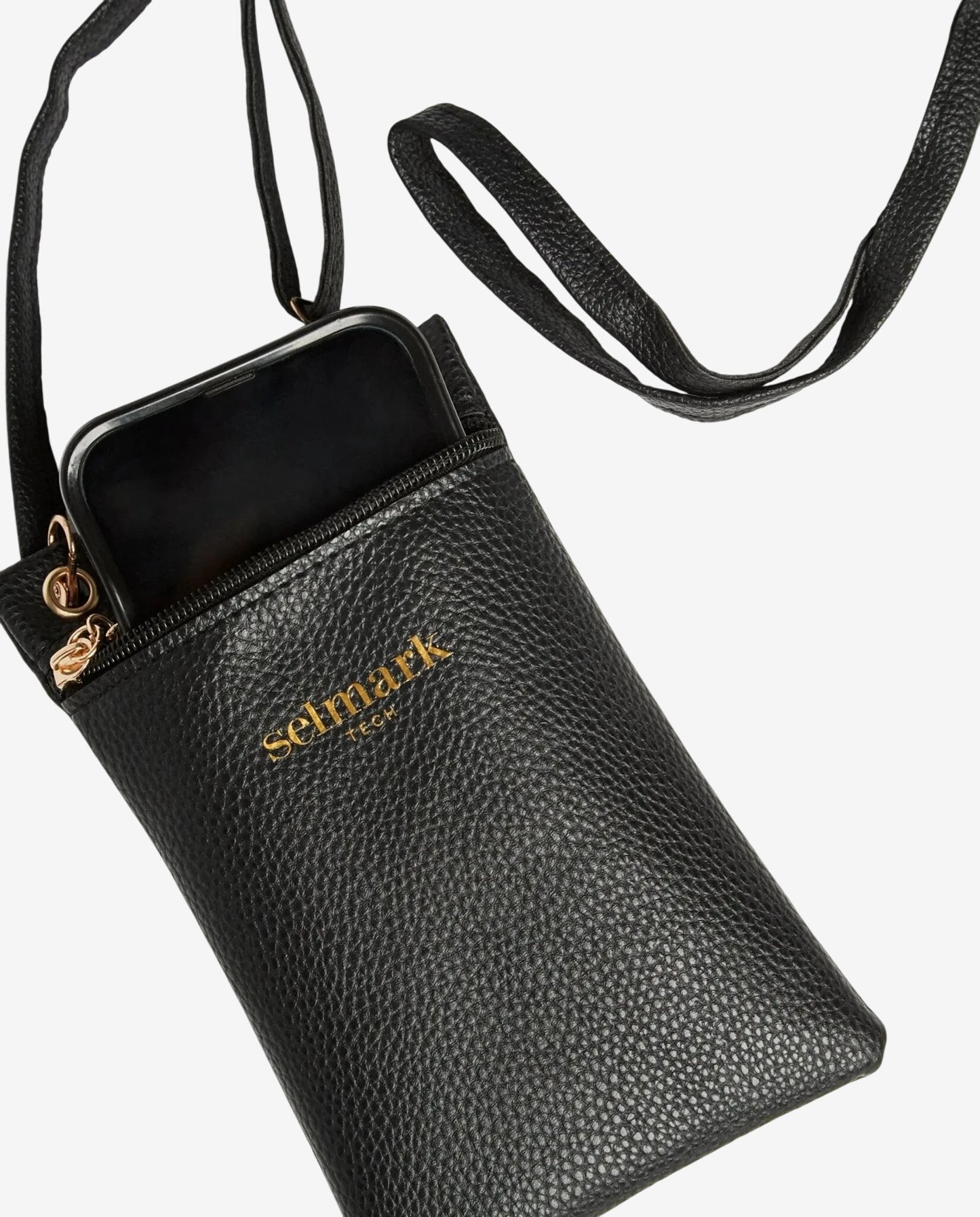 Custodia a tracolla nera in similpelle con logo dorato e smartphone inserito all'interno.