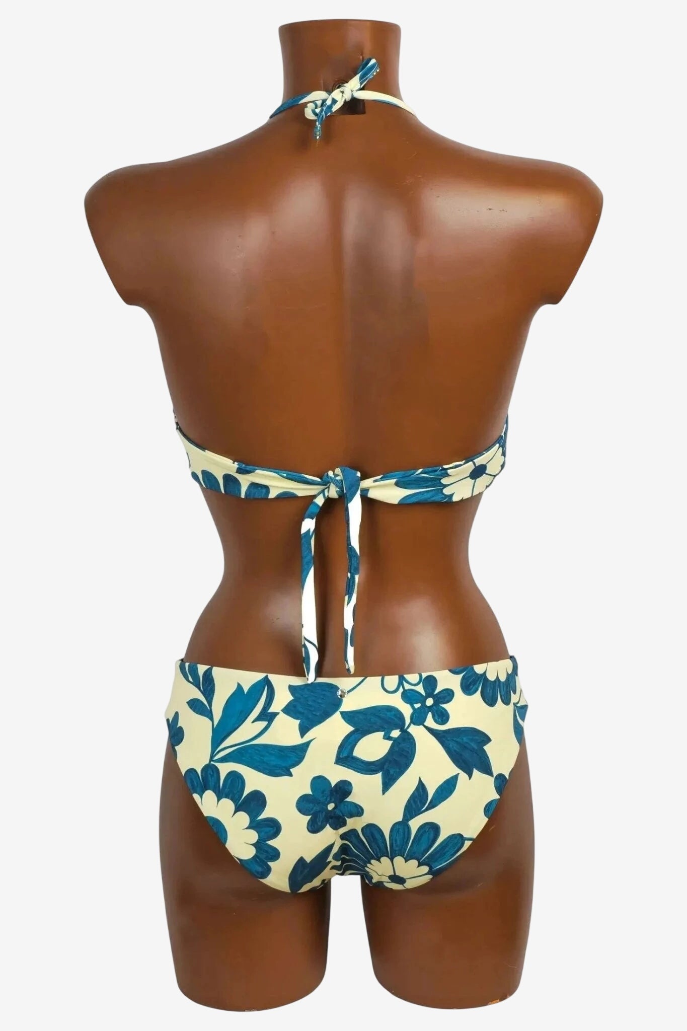 Bikini push up con stampa floreale blu su fondo crema e allacciatura a collo.