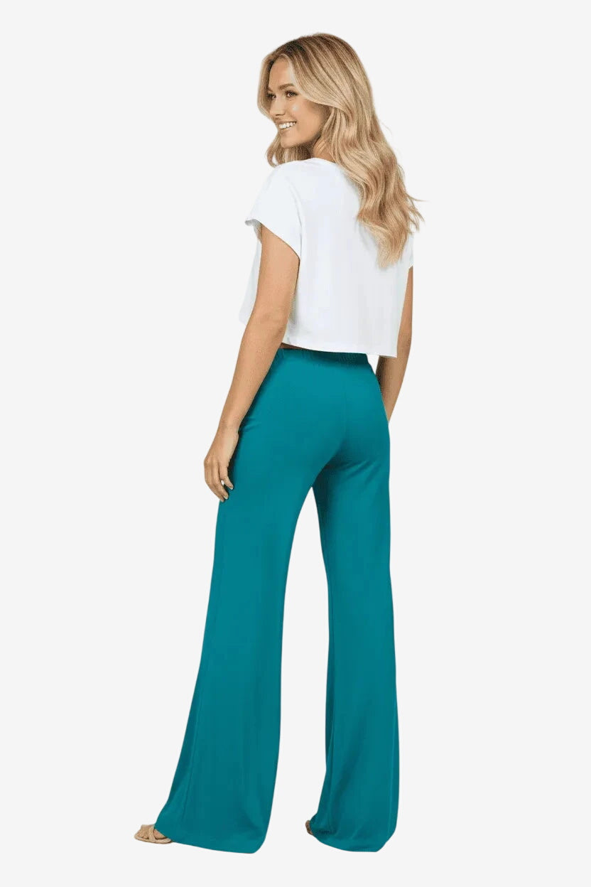 Pantalone lungo da donna color verde ottanio in morbido tessuto elasticizzato con elastico in vita.