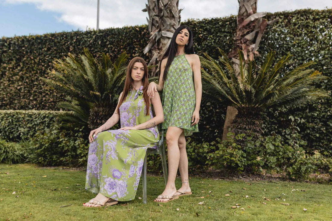 Due donne indossano abiti verdi da resort Soho Moda Mare in giardino, moda mare Made in Italy.
