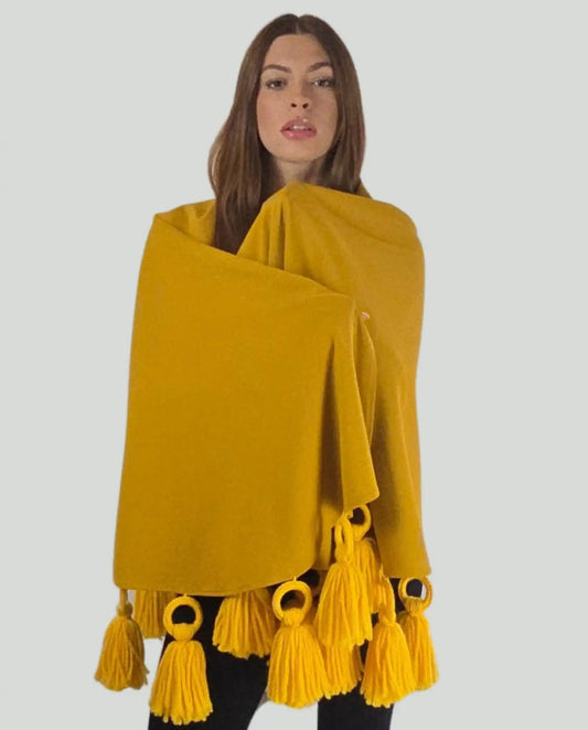 Donna con poncho giallo con frange, moda mare luxury Soho Moda Mare, fondo neutro